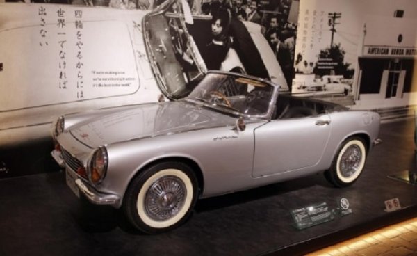 Дяволски красив малък спортен кабриолет, който беше първата кола на Honda. Какво усилие! Тежеше само 510 кг, но иначе как да потегли, като имаше двигател от еда 356 кубика.
